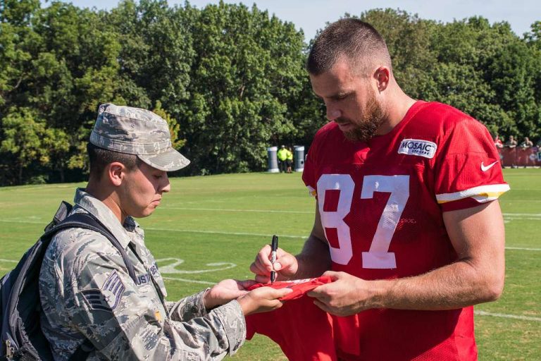 The Dynamic Duo: Taylor Swift and Travis Kelce Take the Chiefs’ Game by Storm